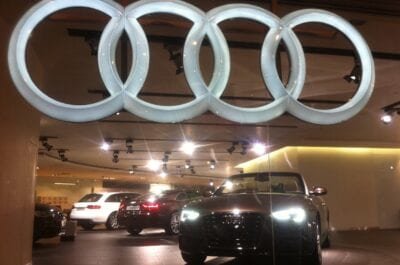 hk admiralty night 夏慤道 harcourt road shop audi hong kong logo showroom feb 20121 Audi выпустила несколько тысяч автомобилей с одинаковыми VIN-номерами
