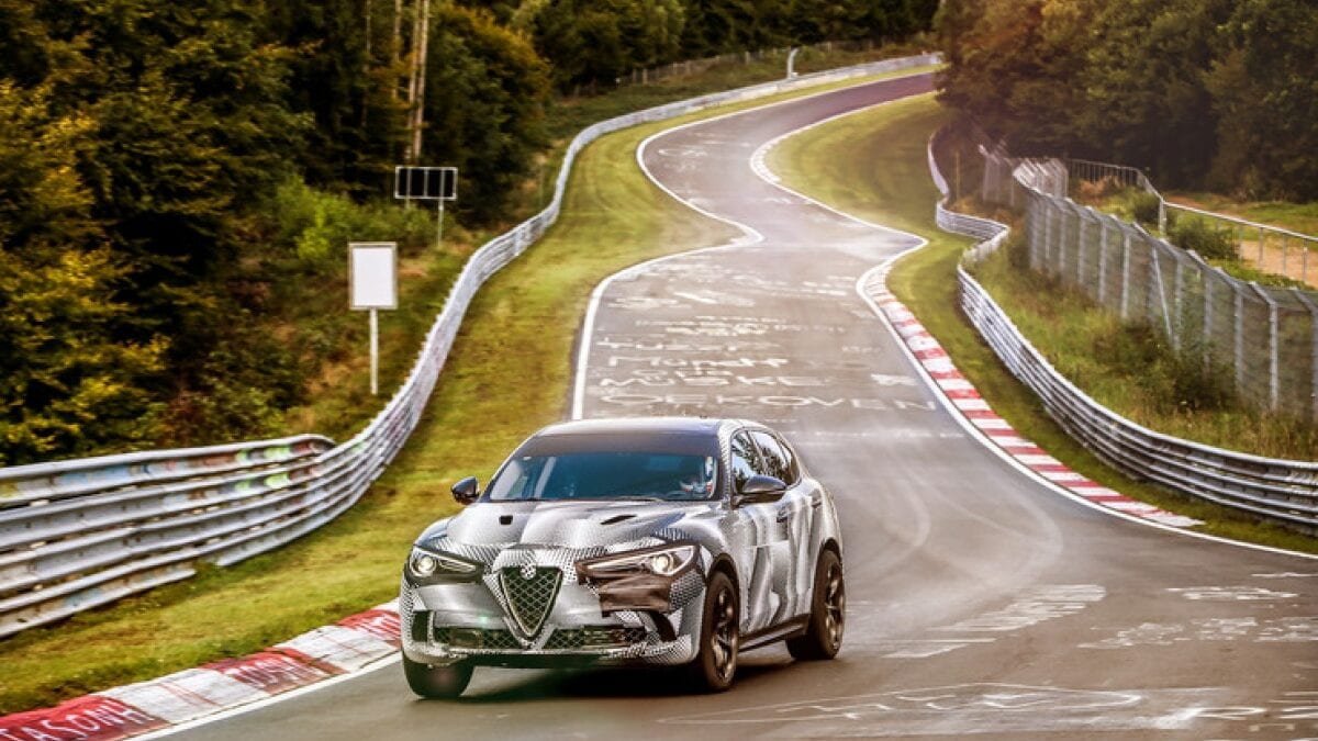 alfa romeo stelvio quadrifoglio krossover kotoryj razryvaet sopernikov na treke 5e6a1addaa242 Alfa Romeo Stelvio Quadrifoglio - кроссовер, который "разрывает" соперников на треке