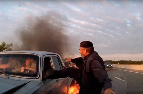 ДТП и эффектное и бесстрашное спасение из загоревшегося автомобиля после аварии (Видео)