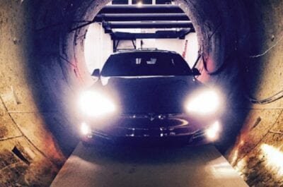 elektromobil tesla model s pervyj avtomobil kotoryj pobyval v podzemnoj transportnoj magistrali budushhego 5e6a24c17ea31 Электромобиль Tesla Model S - первый автомобиль, который побывал в подземной транспортной магистрали будущего