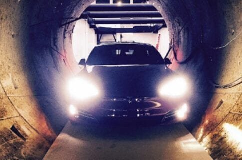 Электромобиль Tesla Model S — первый автомобиль, который побывал в подземной транспортной магистрали будущего