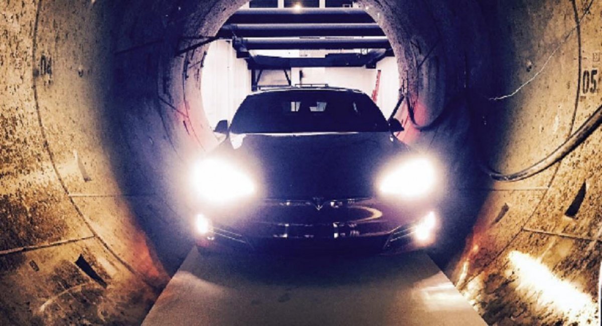 elektromobil tesla model s pervyj avtomobil kotoryj pobyval v podzemnoj transportnoj magistrali budushhego 5e6a24c17ea31 Электромобиль Tesla Model S - первый автомобиль, который побывал в подземной транспортной магистрали будущего