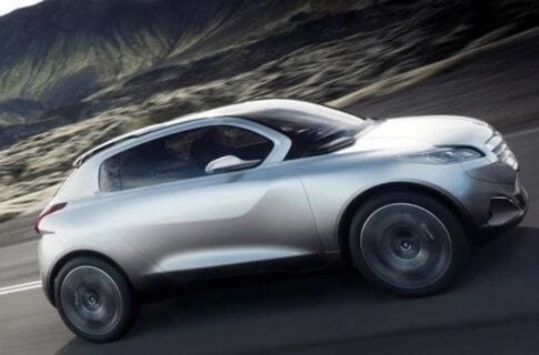 Новый компактный кроссовер Peugeot 1008 проходит тестирование