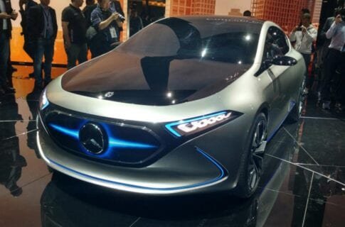Один из самых ожидаемых, концепт-кар Mercedes EQA compact EV, представлен во Франкфурте 2017 (фото с подиума)