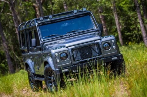 Переработанный внедорожник Land Rover Defender Kingsman — настоящий брутальный оффроад (фото автомобиля)