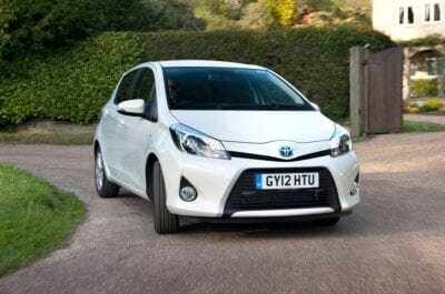 test drajv toyota yaris hybrid 2016 modelnogo goda 5e6d00f15d569 Тест драйв Toyota Yaris Hybrid 2016 модельного года