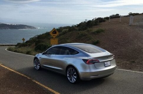 В очередной раз Tesla заявляет о своем лидерства с Model 3