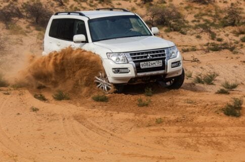 Видео тест-драйв Mitsubishi Pajero (2015)