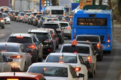 traffic Не общественный транспорт и не велосипеды. Городам нужно готовить дороги к автомобилям