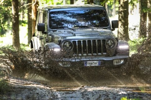 Jeep Wrangler Unlimited Sahara — спутник летнего приключения