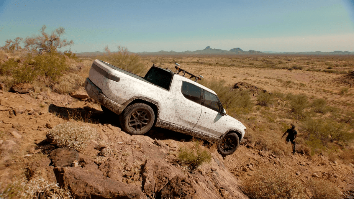 screenshot 2 Электрический пикап Rivian R1T проходит сложные испытания в пустыне