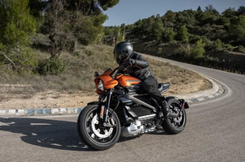 Байкер проехал от Мексики до Канады на электрическом Harley-Davidson
