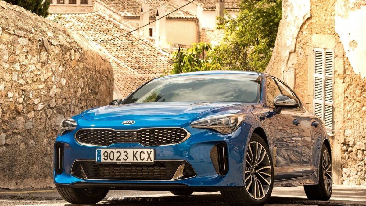 kia stinger 2018 1 Kia Stinger 2.0 T-GDI GT Line - визитная карточка бренда