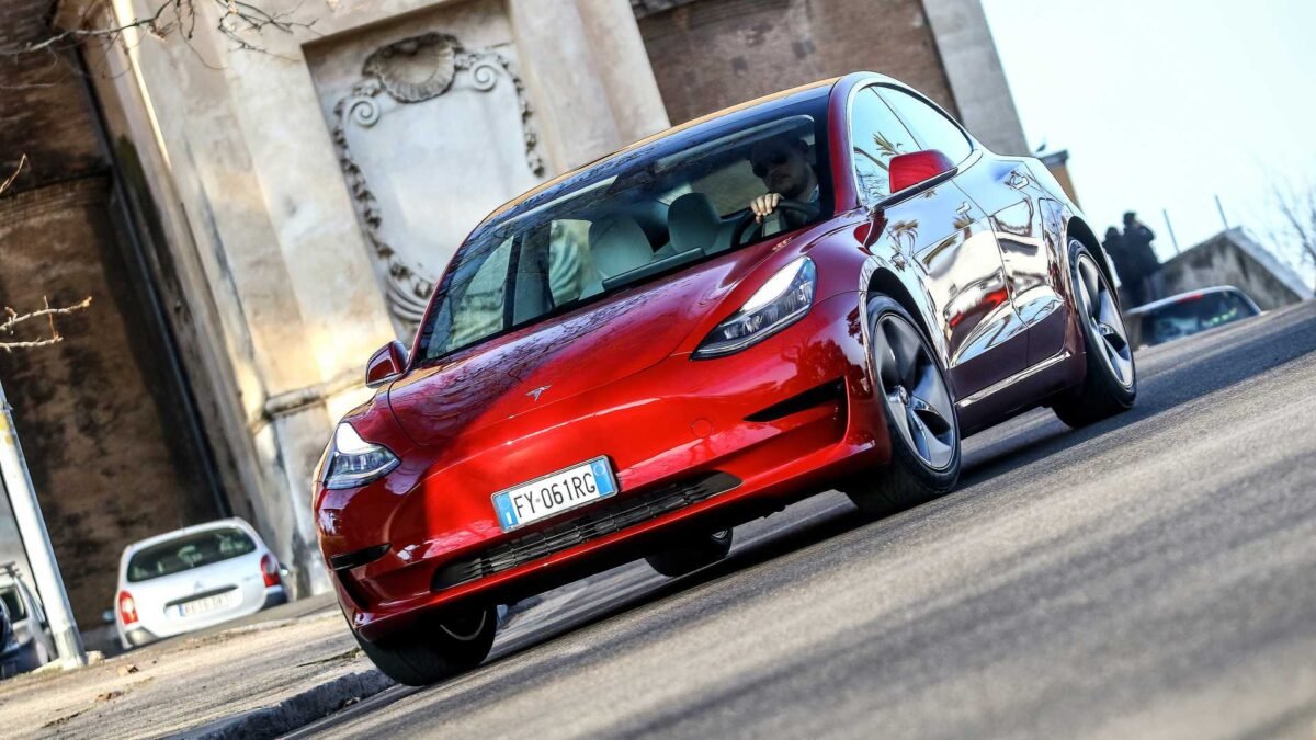 la nostra elettrica tesla model 3 26 Проверяем сколько проедет Tesla Model 3 на одном заряде