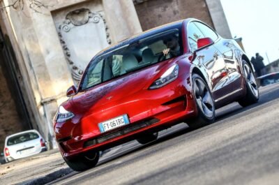 la nostra elettrica tesla model 3 26 Проверяем сколько проедет Tesla Model 3 на одном заряде
