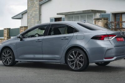 toyota corolla sedan hybrid wallpaper hd 889071 На каких седанах ездят Японцы: Camry и Mazda6 не лидируют