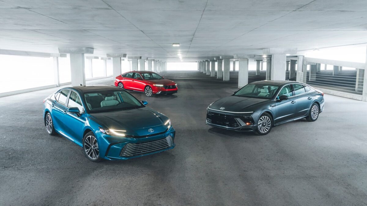 2025 toyota camry xle awd 2025 honda accord touring 2025 hyundai sonata limited hybrid comparison test 101 Порівняння гібридних седанів 2025 року: Toyota Camry, Honda Accord та Hyundai Sonata