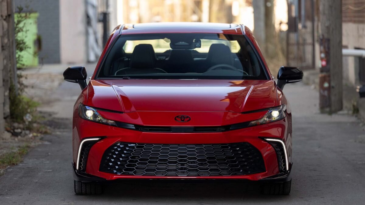 2026 toyota camry se hybrid nightshade fwd 131 Тест Toyota Camry Nightshade 2026: улюблениця мейнстріму