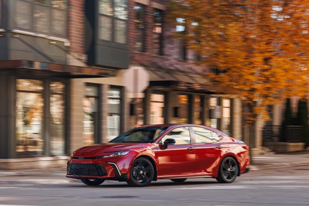 Тест Toyota Camry Nightshade 2026: улюблениця мейнстріму 2 2026 toyota camry se hybrid nightshade fwd 159 Тест Toyota Camry Nightshade 2026: улюблениця мейнстріму