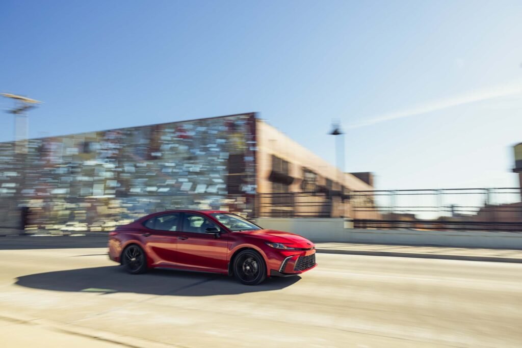 Тест Toyota Camry Nightshade 2026: улюблениця мейнстріму 3 2026 toyota camry se hybrid nightshade fwd 169 Тест Toyota Camry Nightshade 2026: улюблениця мейнстріму